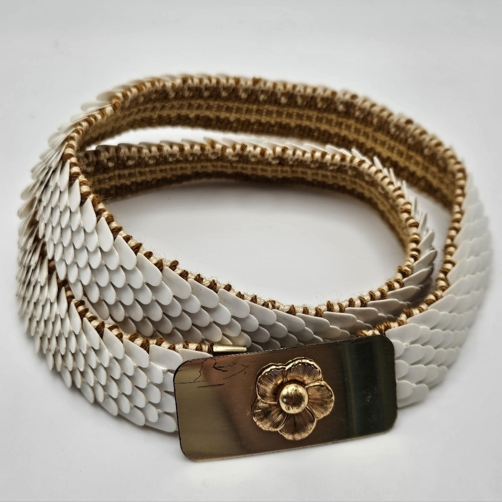 VINTAGE White Plastic Fish Scale Stretch Belt Gold Tone Flower Buckle 31-41"